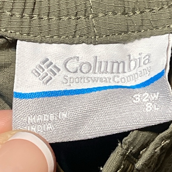 Columbia Men's Cargo Shorts in Olive - Picture 4 of 4